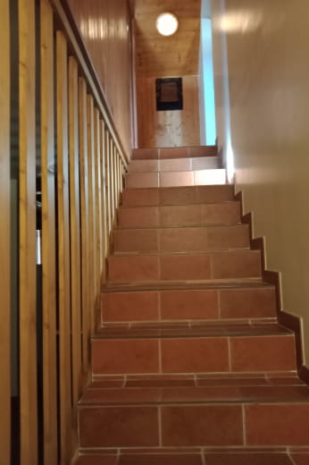 La montée d' escalier pour aller aux 2 chambres