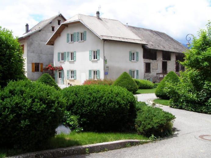 GITE L'ARCLUSAZ : VUE DE LA PLACE DE LA MAIRIE.