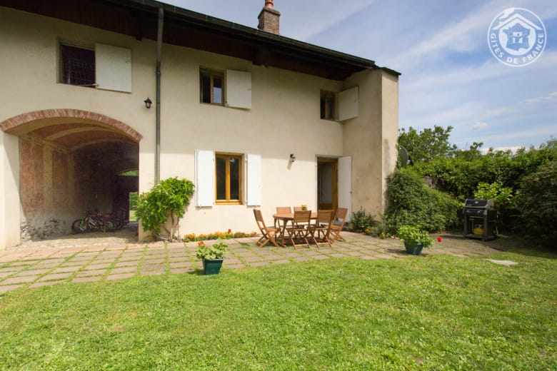 Le gîte depuis le jardin intérieur.