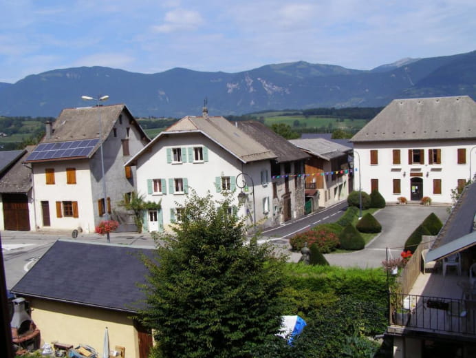 VUE DU GITE ET DES MONTAGNES.