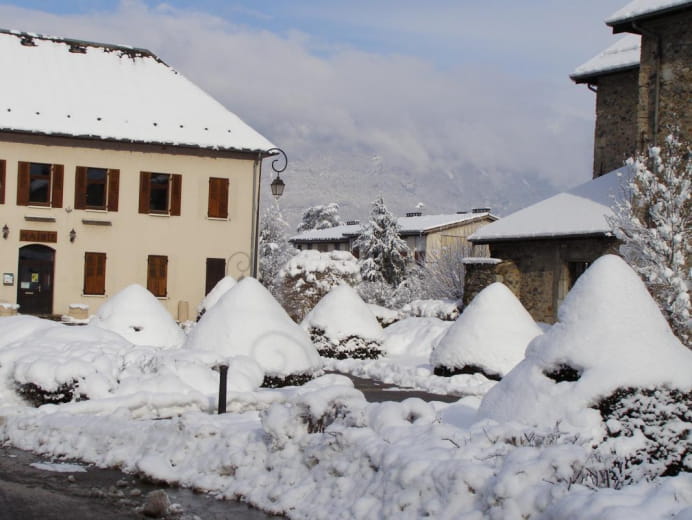 PLACE DE LA MAIRIE EN HIVER.